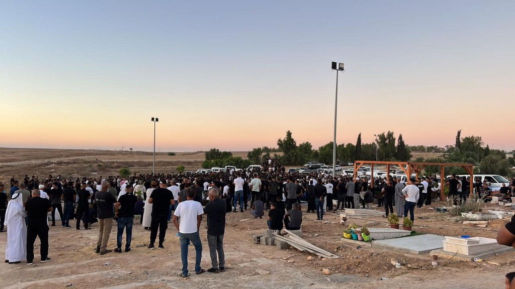 حشد من الفلسطينيين يشيع ضحيتي جريمة القتل المزدوجة برهط