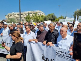 السلطات المحلية تلوّح بالإضراب المفتوح واللجنة القطرية تُهدد بتصعيد الاحتجاج