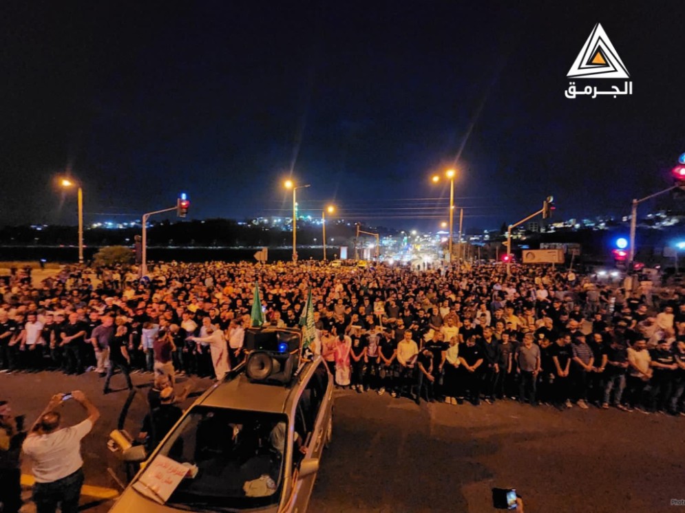 جماهير فلسطينية تغلق شارع 65 رفضًا للجريمة المستفحلة بأراضي48