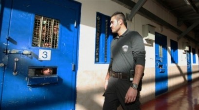حاول بيع المخدرات لسجناء ينتمون لعصابات إجرام..اعتقال سجان إسرائيلي يعمل في "كيشون"