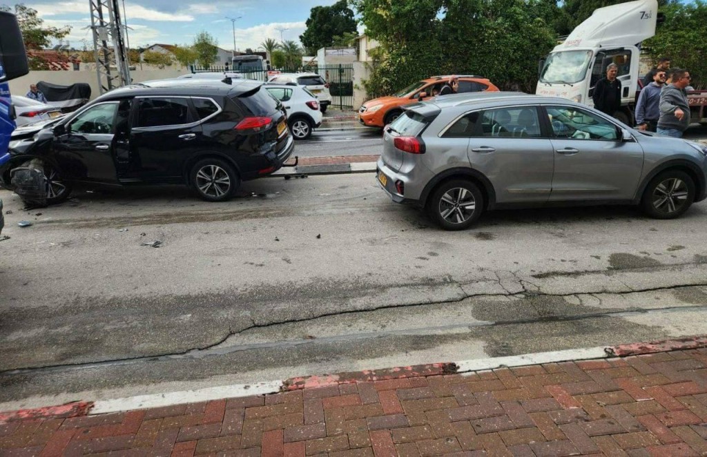 محدث| مقتل إسرائيلية وإصابة نحو 18 آخرين بجروح في حادثتي دهس وطعن في "رعنانا"