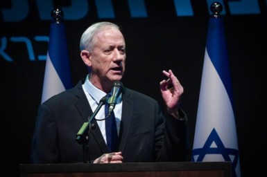 "غانتس" يقدم قائمة مطالب لـ "نتنياهو" كشرط للبقاء في الحكومة الإسرائيلية