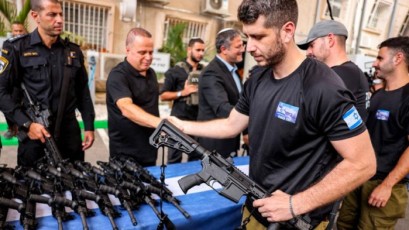 ارتفاع نسبة حاملي السلاح في إسرائيل بنسبة 40% خلال عام 2023