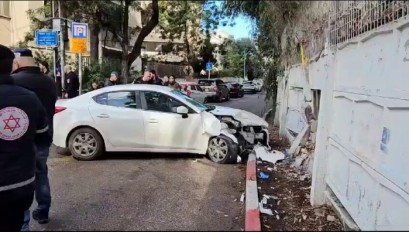 الشرطة الإسرائيلية تقتحم منزل منفذ عملية حيفا وتقتاد أفراد من عائلته للتحقيق