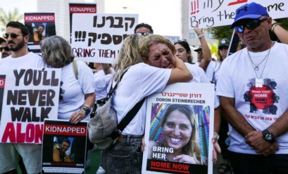 عائلات المحتجزين الإسرائيليين يخرجون في مسيرة نحو مركز الشرطة الإسرائيلية بسديروت