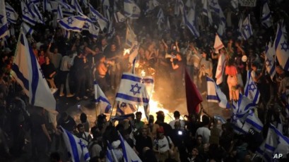 مئات الإسرائيليين يتظاهرون في رحوفوت للمطالبة بانتخابات مبكرة