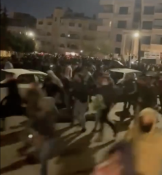 آلاف الاردنيين يتظاهرون بمحيط السفارة الإسرائيلية نصرةً لغزة
