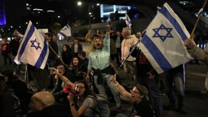 الآلاف يتظاهرون في تل أبيب وحيفا وقيسارية ضد حكومة نتنياهو ولإعادة المحتجزين