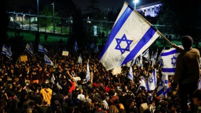 مئات الإسرائيليين يتظاهرون أمام منزل نتنياهو مطالبين برحيله