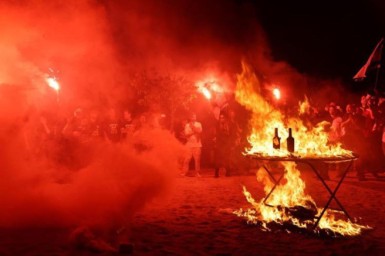 إسرائيليون يشعلون النيران أمام منزل نتنياهو وتظاهرات مستمر في تل أبيب