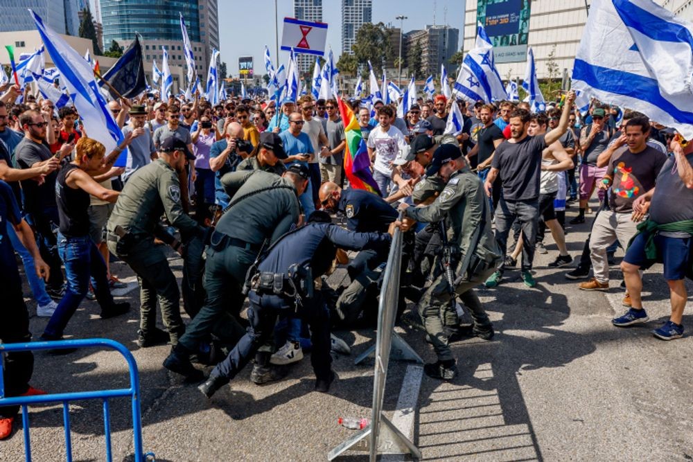 عائلات المحتجزين الإسرائيليين: هذا هو الشخص الذي اختار جرنا للتصعيد
