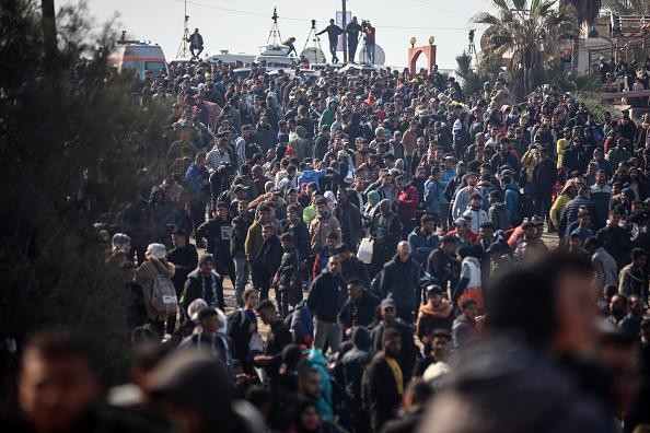 النازحون الغزيون يزحفون إلى شمال قطاع غزة بعد انسحاب قوات الاحتلال