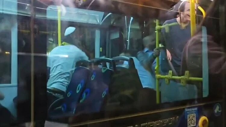 الإفراج عن المتهمين بالاعتداء على سائق حافلة في القدس رغم توثيق الحادثة بالفيديو
