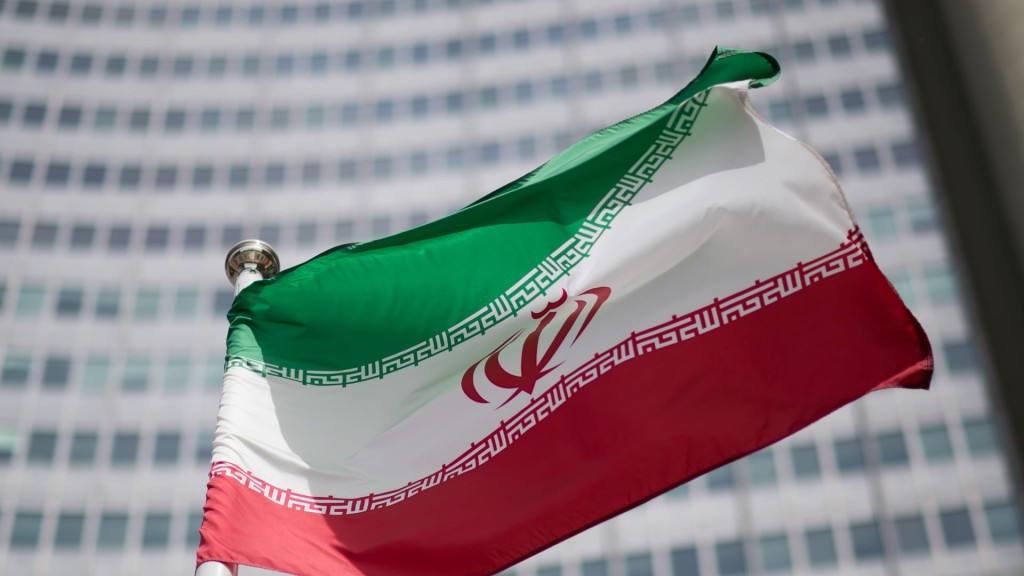 إيرانية غير محجبة ترد على دعوات نتنياهو للتمرد على الحكومة الإيرانية