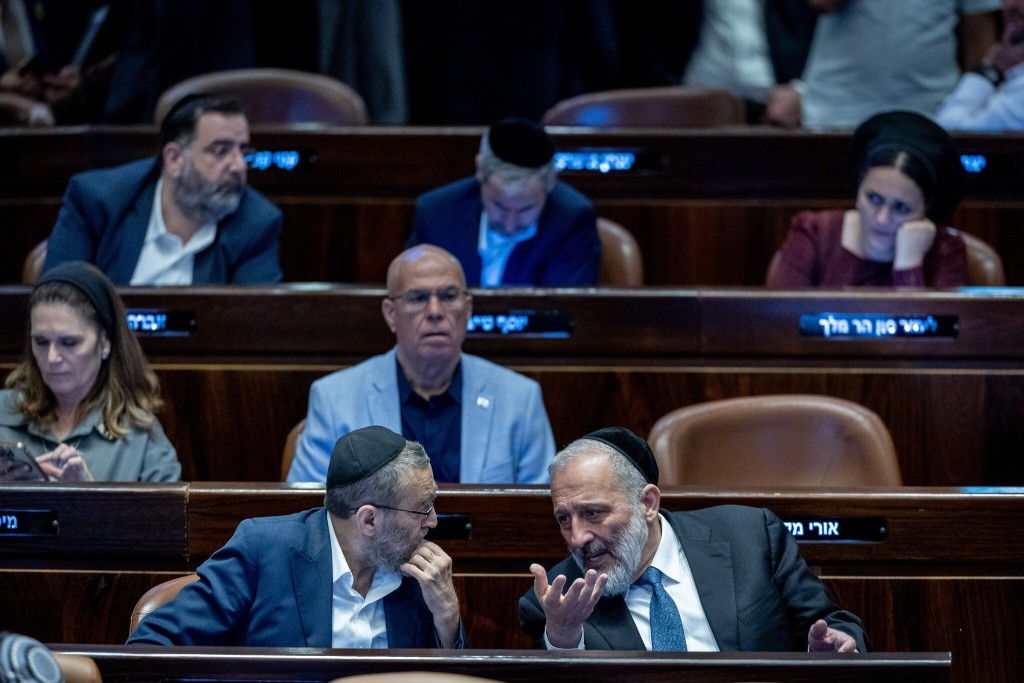 هل سيسعى نتنياهو لترحيل أزمة قانون التجنيد إلى ما بعد عطلة الكنيست الإسرائيلي؟ وهل يكمن الحل مع الحريديم بإقالة إدلشتاين؟