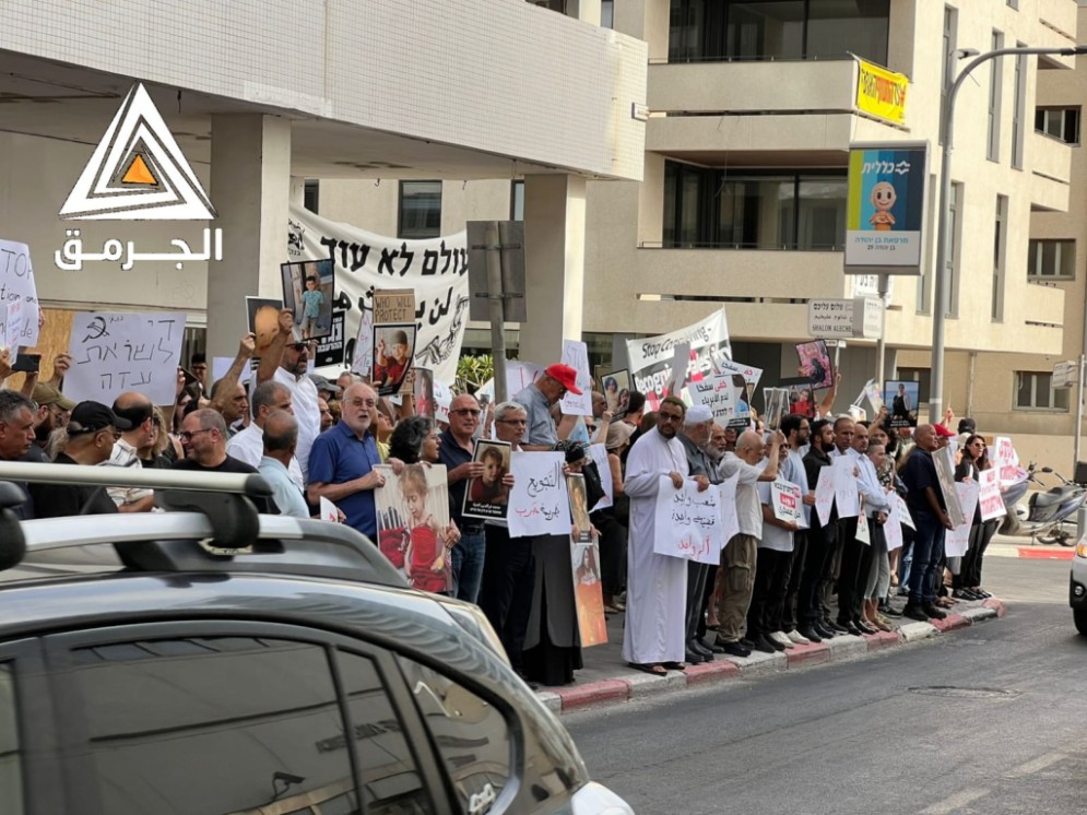 فلسطينيون يتظاهرون أمام السفارة الأمريكية بإسرائيل ويؤكدن: احتجاجاتنا مستمرة حتى توقف الحرب