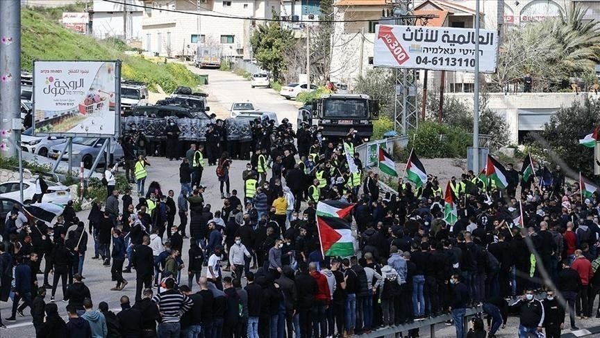 حشد من فلسطينيي48 يتظاهر أمام السفارة المصرية في تل أبيب